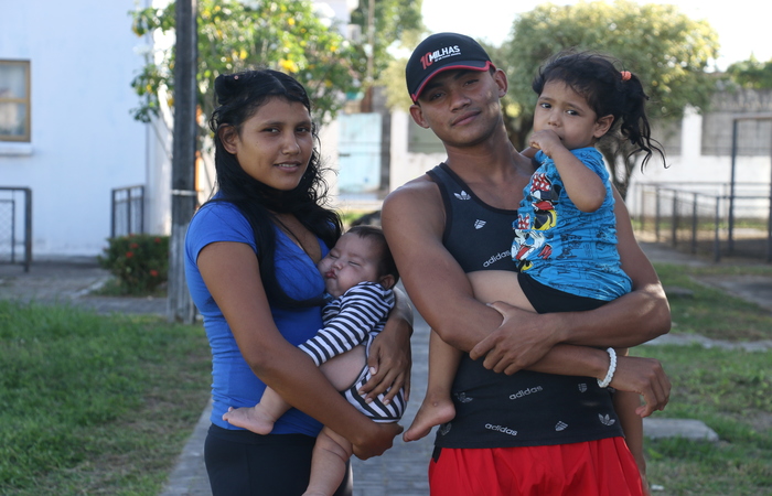 Sorelys Zapata, 23, e a mulher dele, Franzheska Safe, 20, partiram da Venezuela com a filha, Felir, 4. Foto: Gabriel Melo / Esp. DP- LOCAL 
