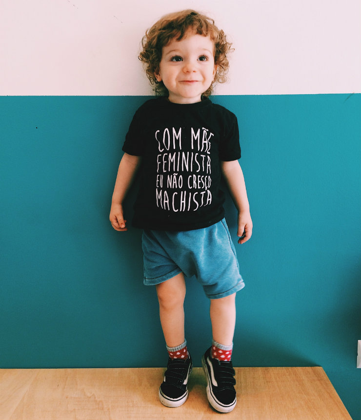Valentim, filho de Priscila, e a peça mais conhecida da Mamahood. Foto: Divulgação Valentim, filho de Priscila, e a peça mais conhecida da Mamahood. Foto: Divulgação