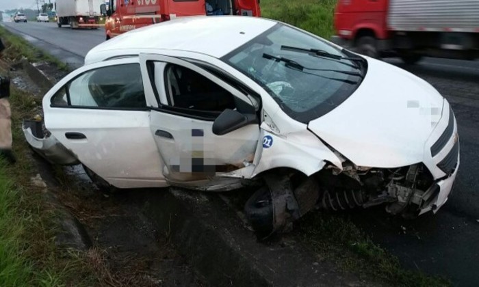 Parte frontal do carro ficou destruda aps desviar para canteiro. Foto: Divulgao/PRF