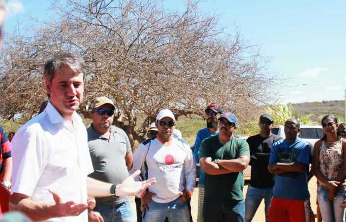 Fernando Monteiro, ao lado esquerdo e de branco na foto. Crdito: divulgao.