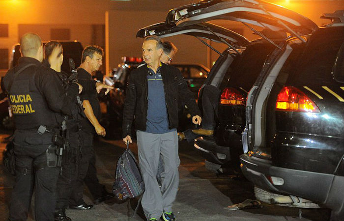 O empresrio Adir Assad, preso na Operao Saqueador, entra na viatura da Polcia Federal, aps prestar depoimento
Foto: Fernando Frazo / Agncia Brasil