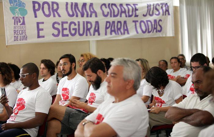 Integrantes da sociedade civil do Recife tm acompanhado a realizao da reviso do Plano Diretor do Recife e vem apontando as irregularidades. Imagens: Divulgao