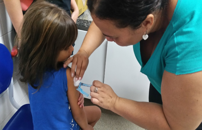 Neste momento, o Ministrio da Sade est intensificando a vacinao das crianas, pblico mais suscetvel  doena. Foto: Sumaia Villela/Agncia Brasil