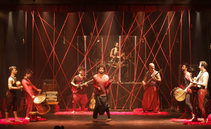 Montagem dirigida pela pernambucana Duda Maia conta com oito atores e msicos no palco. Foto: Fundarpe/Divulgao