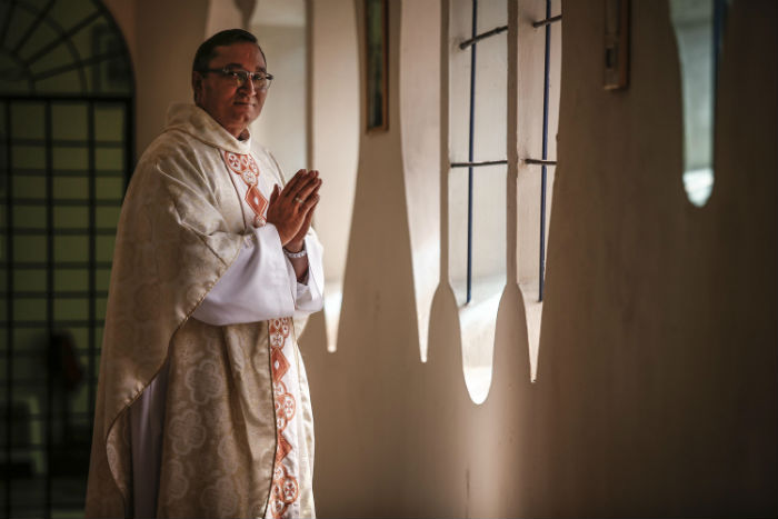 O proco da Matriz do Espinheiro, frei Paulo Srgio, diz que igreja busca os mais jovens. Foto: Paulo Paiva/DP.