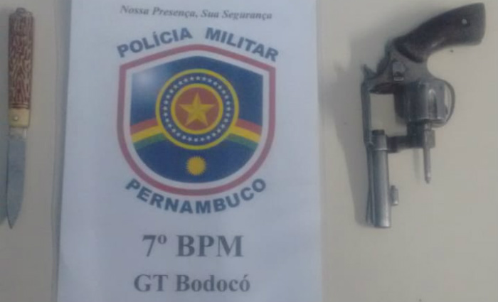 Revlver calibre 32 foi encontrado aps denncia de tumulto em estabelecimento comercial. Foto: Divulgao/PM (Foto: Divulgao/PM)