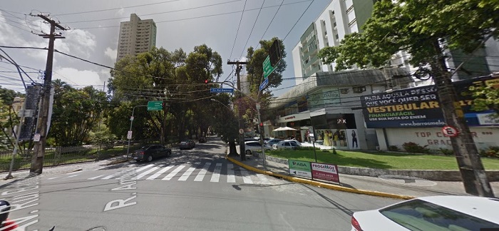 Rua Amlia ter uma faixa de rolamento interditada na tera-feira para obras da Compesa. Imagem: Google Street View (Ago2017)