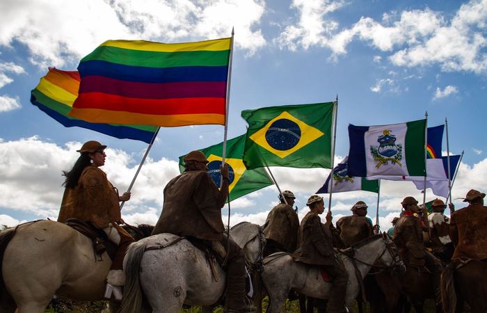 Vaqueiros levantaram a bandeira LGBT durante a festa no Serto. Foto: Aline Mariz/Divulgao