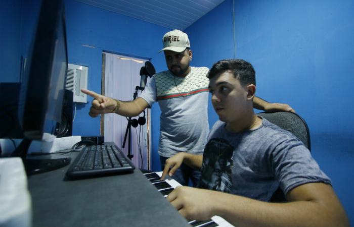 Produtores no estdio do Batido Stronda, localizado no Ibura. (Foto: Marlon Diego/Esp. DP)