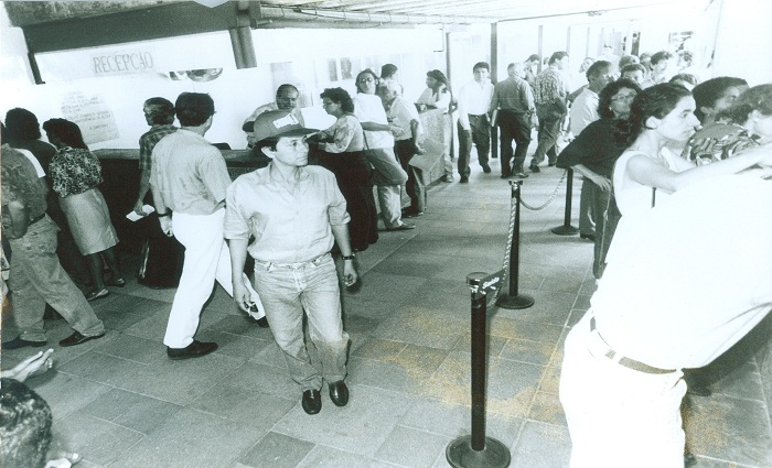 Na dcada de 1990, eram comuns filas na extinta Telpe para adquirir uma linha, mas segundo advogado muitos no sabiam que a compra estava vinculada a uma ao do sistema Telebrs. Foto: Heitor Cunha/Arquivo DP