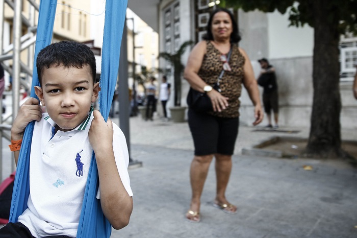 Ccera Maria da Silva aprovou o projeto e pede mais aes do tipo para levar o neto, Pedro, de 7 anos. Foto: Paulo Paiva/DP