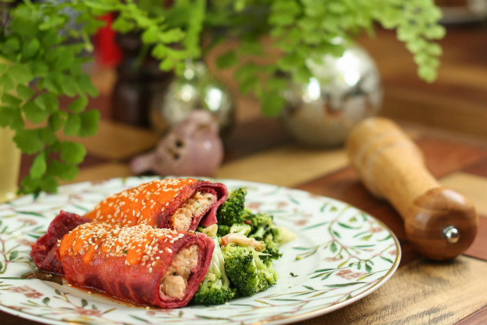 Manon saudvel oferece a panqueca de beterraba recheada com frango guarnecida com brcolis no lemon pepper. Foto: Divulgao