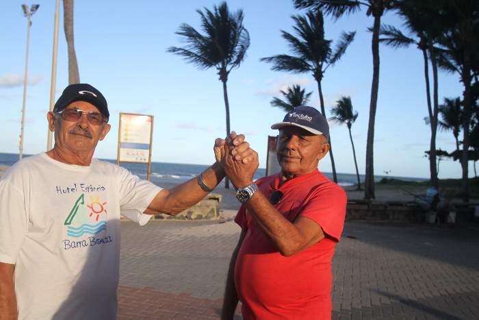 Na orla de Boa Viagem, o mestre de obras Gercino e o amigo praticam caminhada todo dia. Crdito: Nando Chiappetta (Nando Chiappetta)