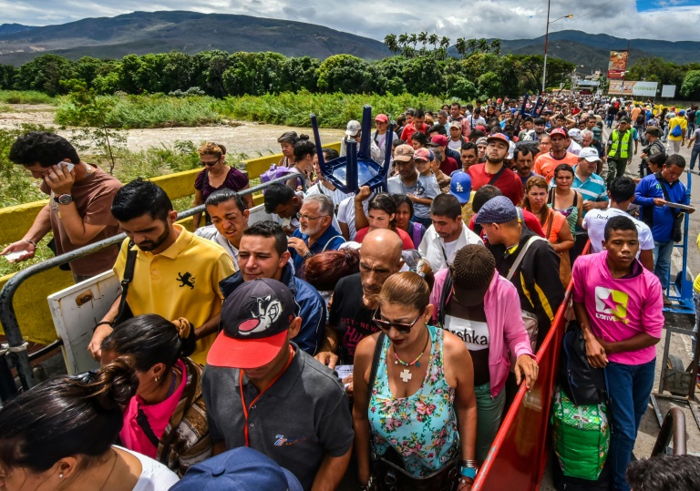 Venezuelanos de San Antonio del Tachira atravessam a ponte Simn Bolvar at Cucuta, Colmbia em 25 de julho de 2017. Foto: AFP/Arquivos / Luis ACOSTA