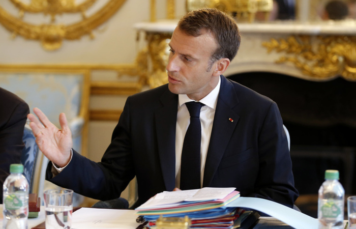 O presidente francs Emmanuel Macron recebe em sua residncia de vero a primeira-ministra britnica Theresa May. Foto: Michel Euler / POOL / AFP