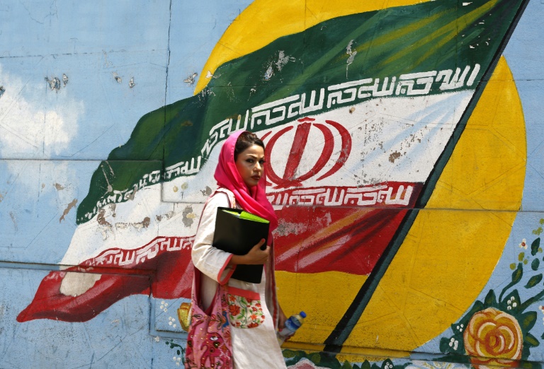 Bandeira nacional pintada em um muro de Teer. Foto: AFP / ATTA KENARE