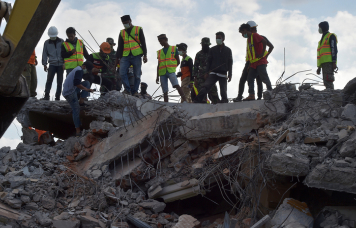 O terremoto de domingo, de 6,9 graus de magnitude, deixou 105 mortos e destruiu milhares de edifcios. Foto: ADEK BERRY / AFP