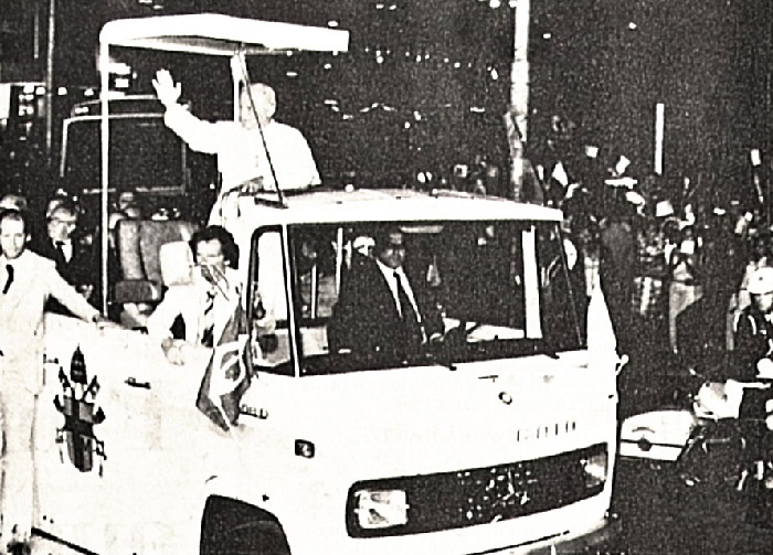 Papa Joo Paulo II acena para populares no Recife em cima do papamvel conduzido por Severino Macrio. Foto: Joo Carlos Lacerda/DP (Jul1980)
