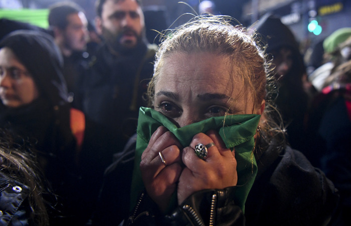 Entre os que apoiavam o "sim", reconhecidos por seus lenos verdes, a reao oscilou entre tristeza e raiva. Foto: EITAN ABRAMOVICH / AFP