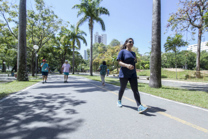 Renata Almeida vai trs vezes por semana caminhas no Parque da Jaqueira. Foto: Leo Malafaia/Esp.DP