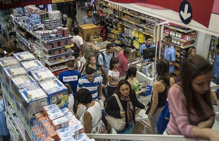 De acordo com o IBGE, o volume de vendas caiu 0,1% na mdia mvel trimestral, mas apresentou altas de 1,5% na comparao com junho de 2017. Foto: Marcelo Camargo/Arquivo Agncia Brasil
