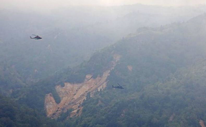 Foras da Defesa do Japo sobrevoam regio montanhosa nas proximidades de Gunma, no centro do Japo, e procuram pelos destroos do helicptero. Foto: JIJI PRESS / JIJI PRESS / AFP