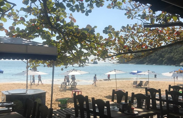 Praia de Laranjeiras oferece estrutura com bares e restaurantes para toda a famlia. Foto: Jeff Severino/Cortesia