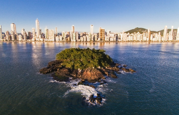 Vista da Ilha das Cabras, para a orla de Balnerio Cambori. Foto: Produtora Power