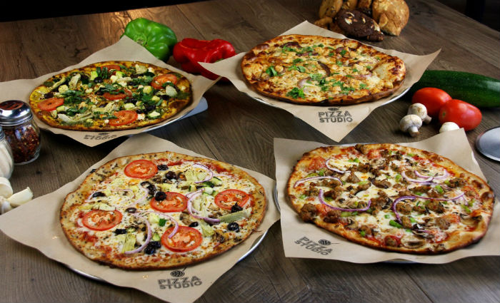 Clientes escolhem os ingredientes da prpria pizza. Foto: Pizza Studio/Divulgao