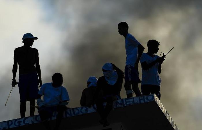 Presos no telhado na priso de Alcauz, regio metropolitana de Natal, no incio de 2017: parte da insegurana nas ruas tem origem na cadeia
(foto: AFP PHOTO / ANDRESSA ANHOLETE)