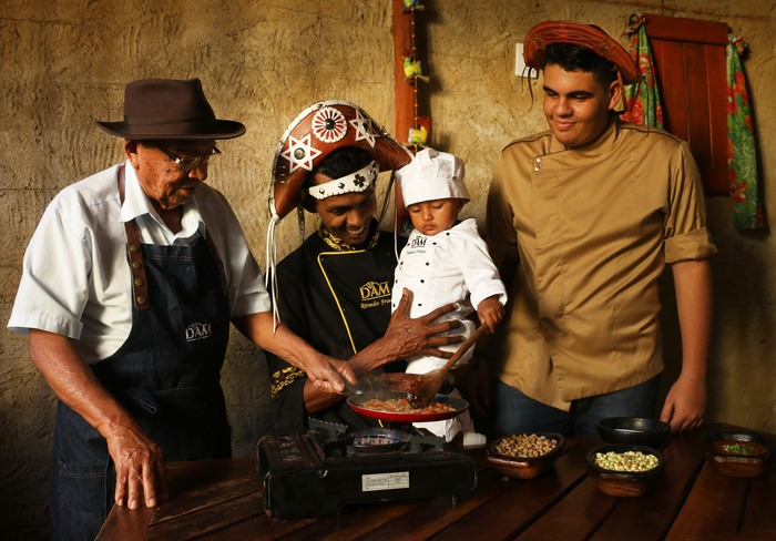 O chef Rivandro Frana cozinha ao lado do pai Ricardo e dos filhos Raudnei Marques 17 anos e Thamara de 1 ano