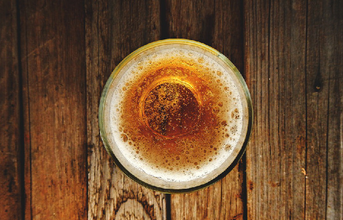 Para enganar os clientes, o dono bar apenas trocava o rtulo, mantendo as tampas da marca de cerveja mais barata. Foto: Reproduo/Pixabay