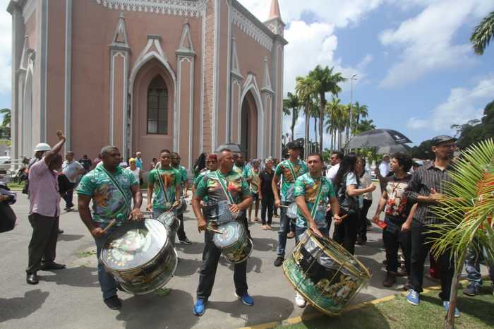 Escola Gigantes do Samba homenageou o artista no samba-enredo de 2004. Foto: Nando Chiappetta/DP