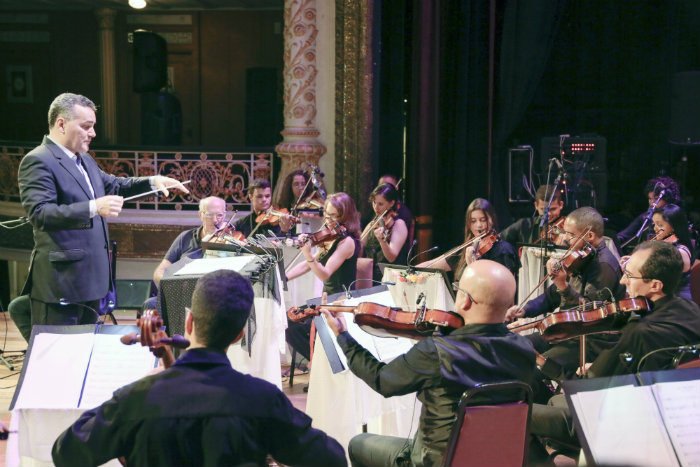 A orquestra subir ao palco, sob a regncia do maestro Jos Renato Accioly. Foto: Mia Comunicao/Divulgao