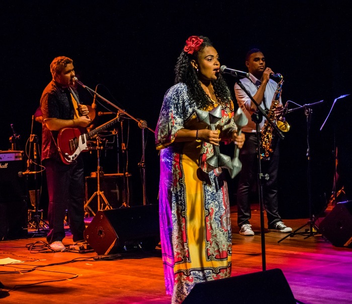 No palco, ela recebe os cantores Isaar e Gil Amaral. Foto: Rabixco Comunicao/Divulgao
