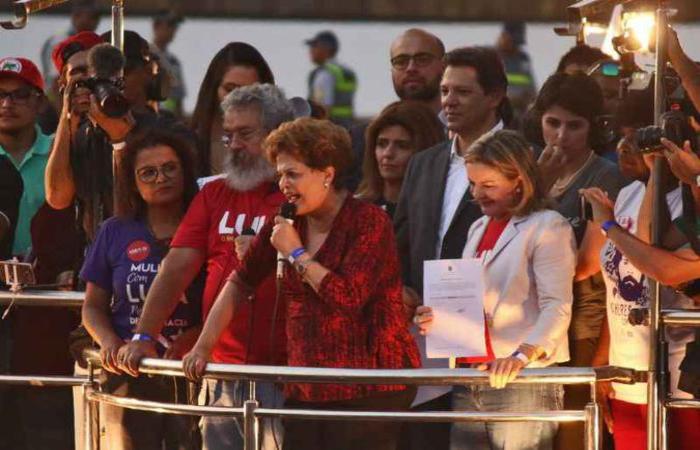 Dilma Rousseff e Gleisi Hoffmann, entre outras lideranas que apoiam o ex-presidente, discursaram para os cerca de 10 mil manifestantes em Braslia
(foto: Arthur Menescal/Esp. CB/D.A Press)
