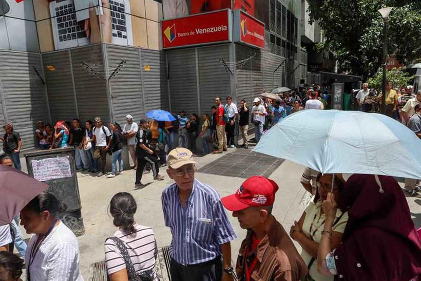 Supermercados desabastecidos aps anncios de medidas econmicas. Foto: Cristian Hernandez/EFE/direitos reservados