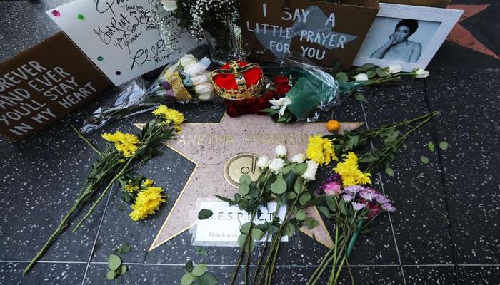 Flores, retratos e mensagens dos fs na Calada da Fama, em Hollywood. Foto: AFP Photo 