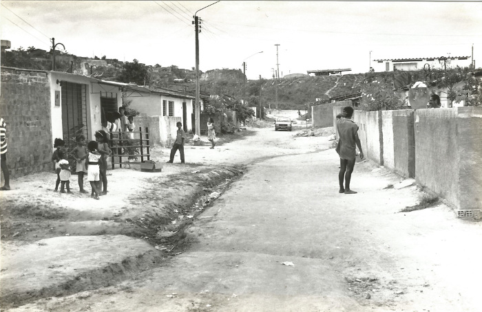 Na dcada de 1990, vila ainda no tinha calamento e saneamento. Crdito: ONG Etapas