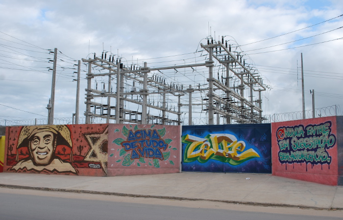 Ao longo do muro da Subestao  possvel ver alertas sobre a importncia do uso seguro da energia eltrica. Foto: Divulgao
