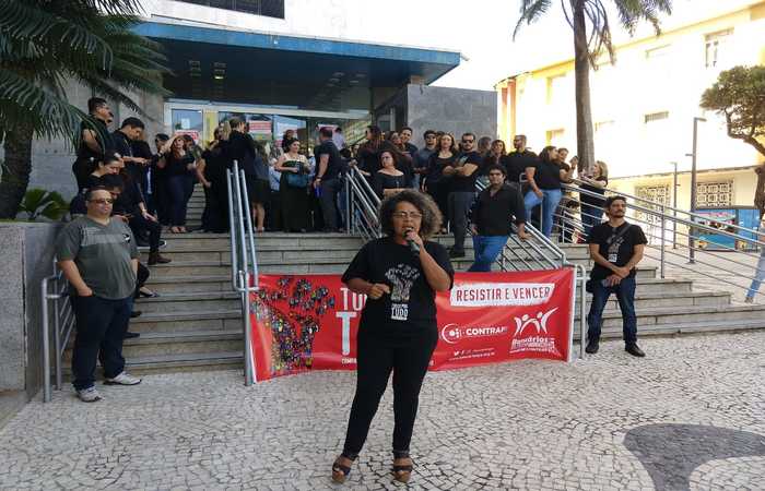 Funcionrios da agncia Capiba, do Banco do Brasil, no Marco Zero, cruzam os braos at o meio-dia desta quinta em protesto. Foto: Divulgao