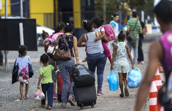 Seis nibus foram fretados para levar imigrantes venezuelanos da fronteira com a Colmbia at o territrio peruano antes de sbado Foto: Marcelo Camargo/Agncia Brasil