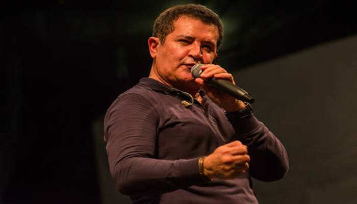 Nesta sexta-feira (24), o cantor se submeteu  sua primeira sesso de quimioterapia. Foto: Bruno Fernandes/Divulgao