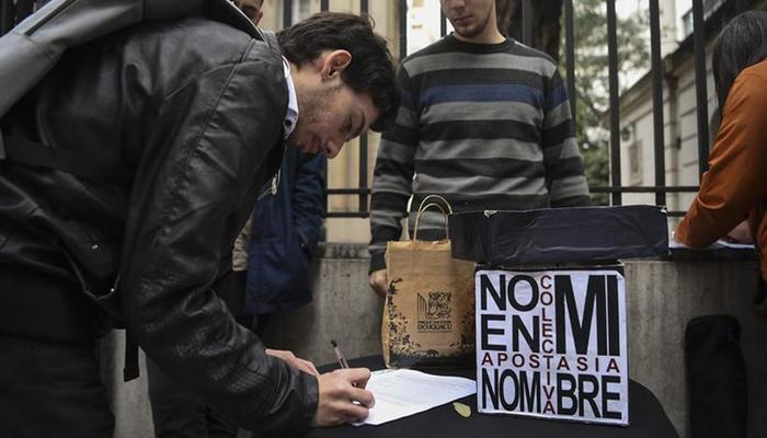 O documento foi apresentado  Conferncia Episcopal Argentina, pedindo a separao total entre a Igreja catlica e o Estado. Foto: AFP Photo 