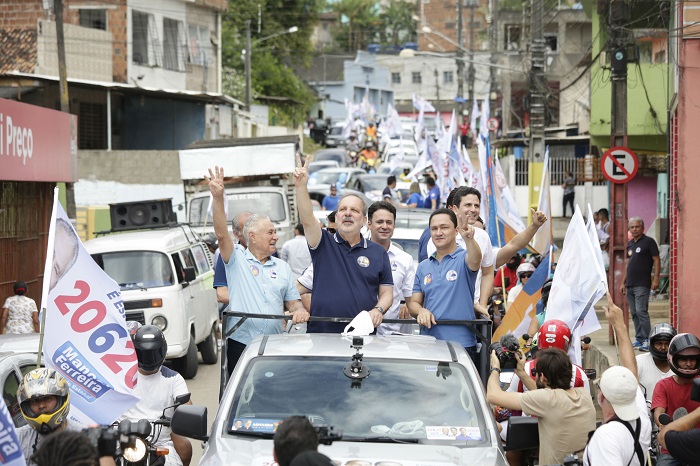 Seguido pelos Ferreira, Andr (PSC), Anderson (PR), Manuel (PSC) e Fred (PSC), o candidato ao governo do estado seguiu de Paulista para a carreata (Ricardo Labastir/Divulgao)