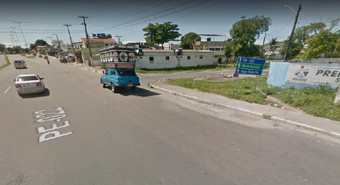 Conexo da PE-22 com a Rua Nove, em Maranguape I, ser um dos roteiros alternativos dos nibus enquanto durarem obras de saneamento. Imagem: Google StreetView (Jul2016)