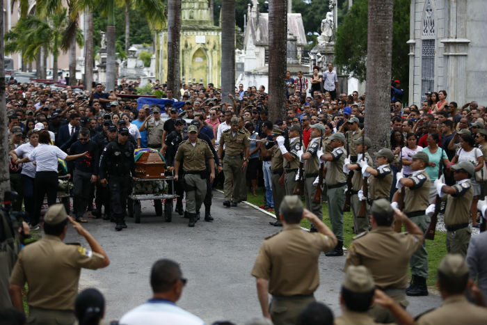 Policiais que morreram no local do acidente foram enterrados no Cemitrio de Santo Amaro. Foto: Paulo Paiva/DP.