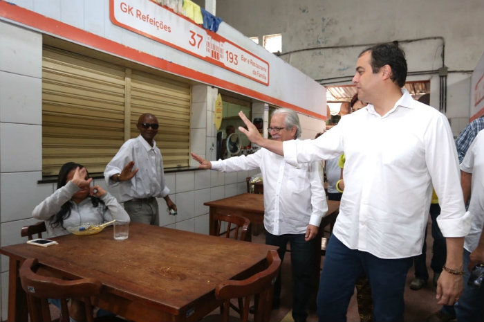 Paulo Cmara visitou ontem o Mercado da Encruzilhada, na Zona Norte do Recife. Foto: Helia Scheppa/PSB