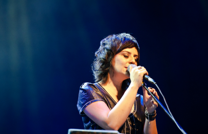 Fernanda Takai se apresentar sozinha, com voz, violo e piano, repassando msicas do Pato Fu, que recentemente completou 25 anos de atividades. Foto: Vitor Maciel/Divulgao