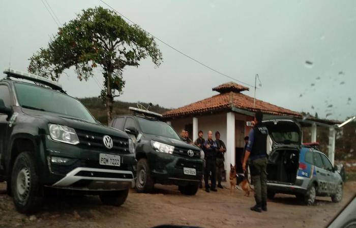 Policiais cumprem mandado de priso e busca no Agreste. Foto: Polcia Civil de Pernambuco/Divulgao